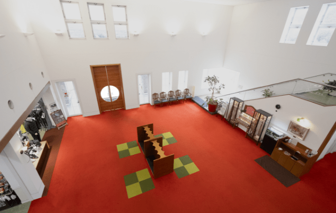 吹き抜けの大空間が広がるロビー