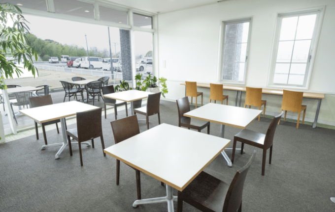 仲間との会話も弾むくつろぎのラウンジ