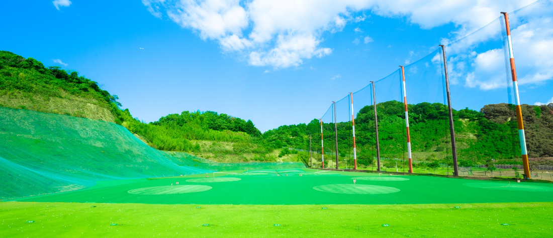 最長の270ヤードの圧巻のロングフェアウェイで青空に向かって思いっきりスイングを