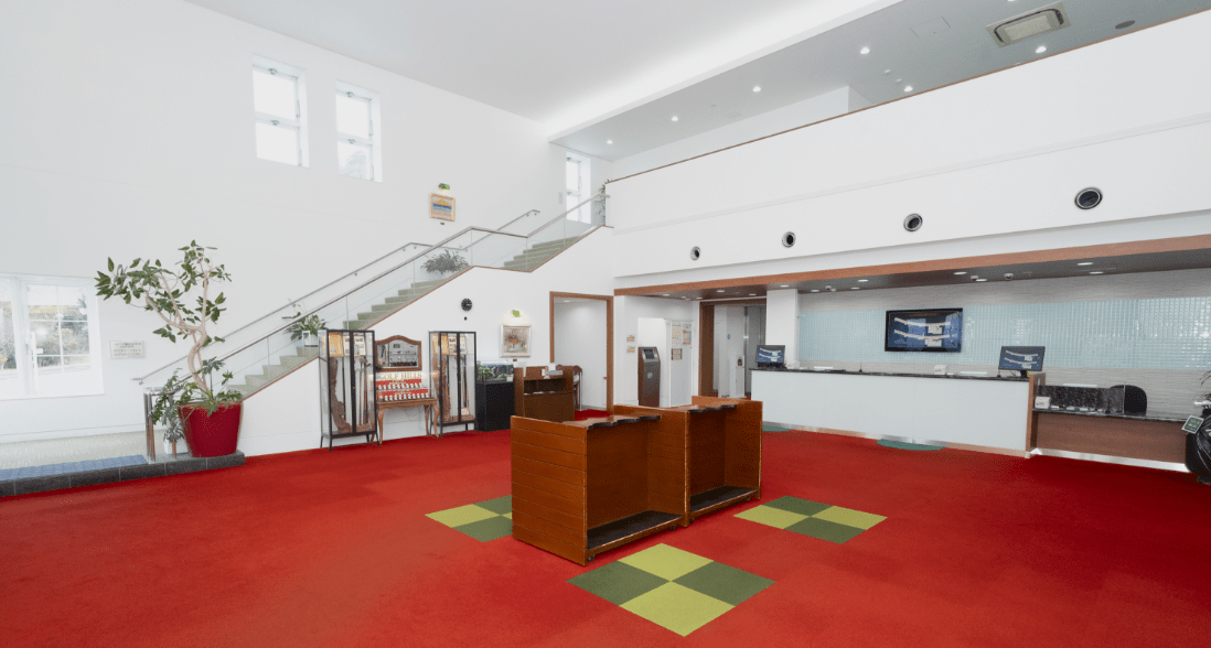 上質でシックなクラブハウスがお出迎え