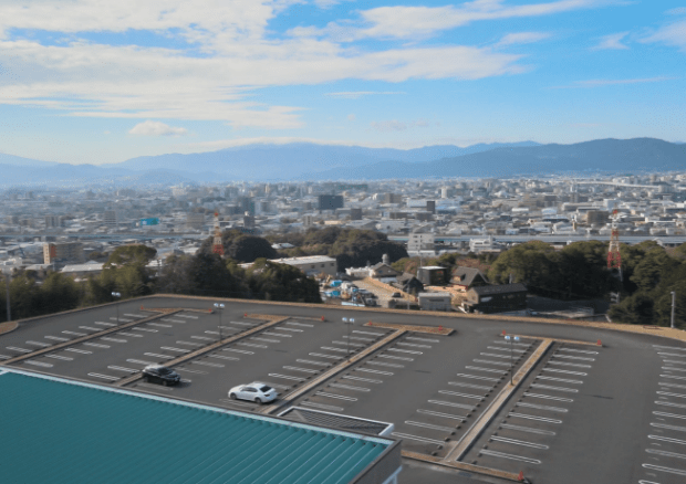 180台収容の大規模駐車場完備