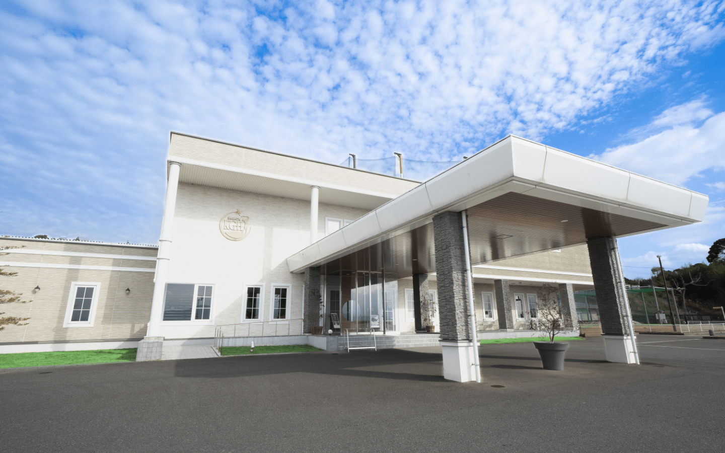 博多を一望できる丘に建つクラブハウスは、本コースさながらの落ち着きを持った佇まい