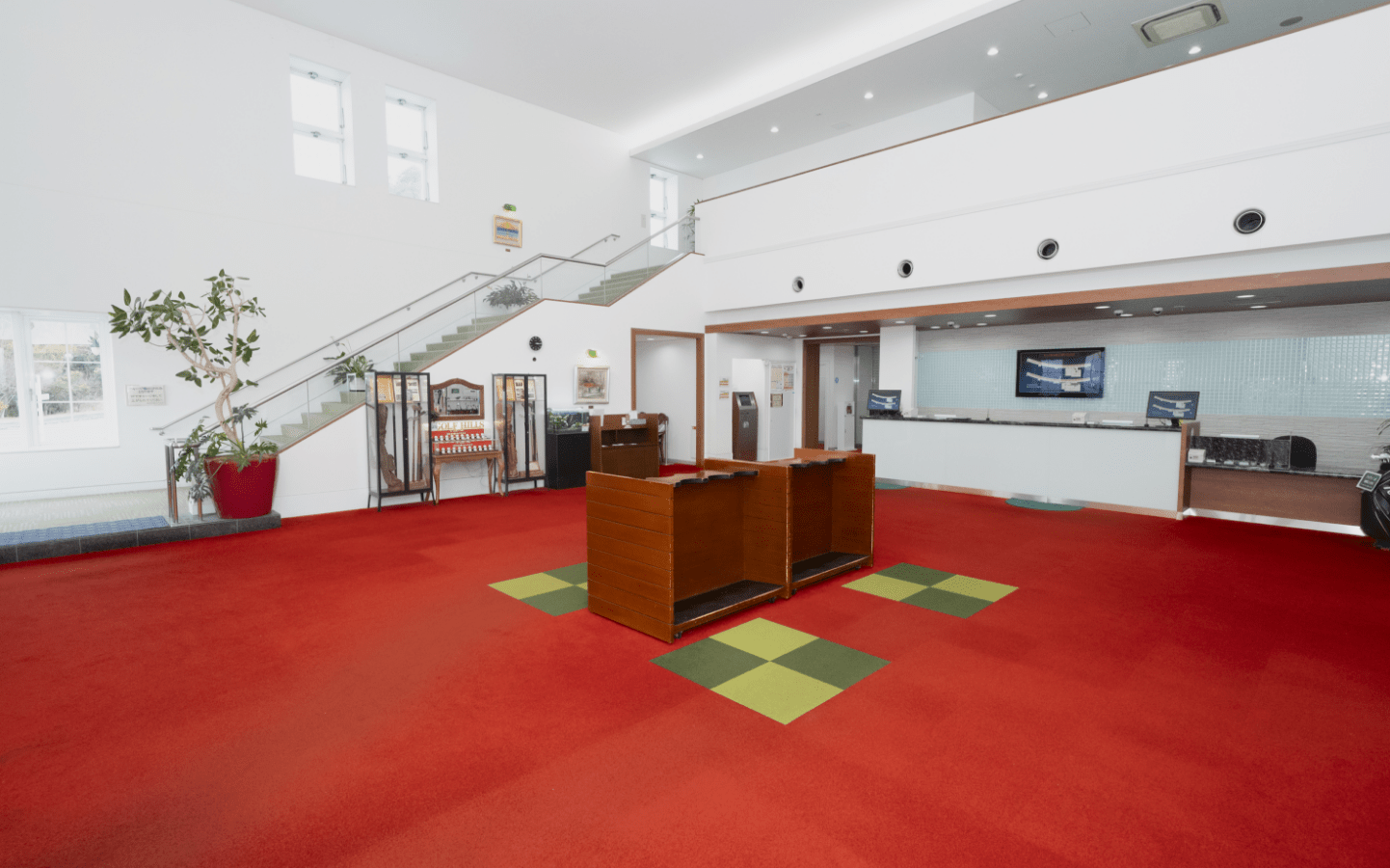 シンプルにまとめられたフロントでは、笑顔のスタッフがお待ちしております。