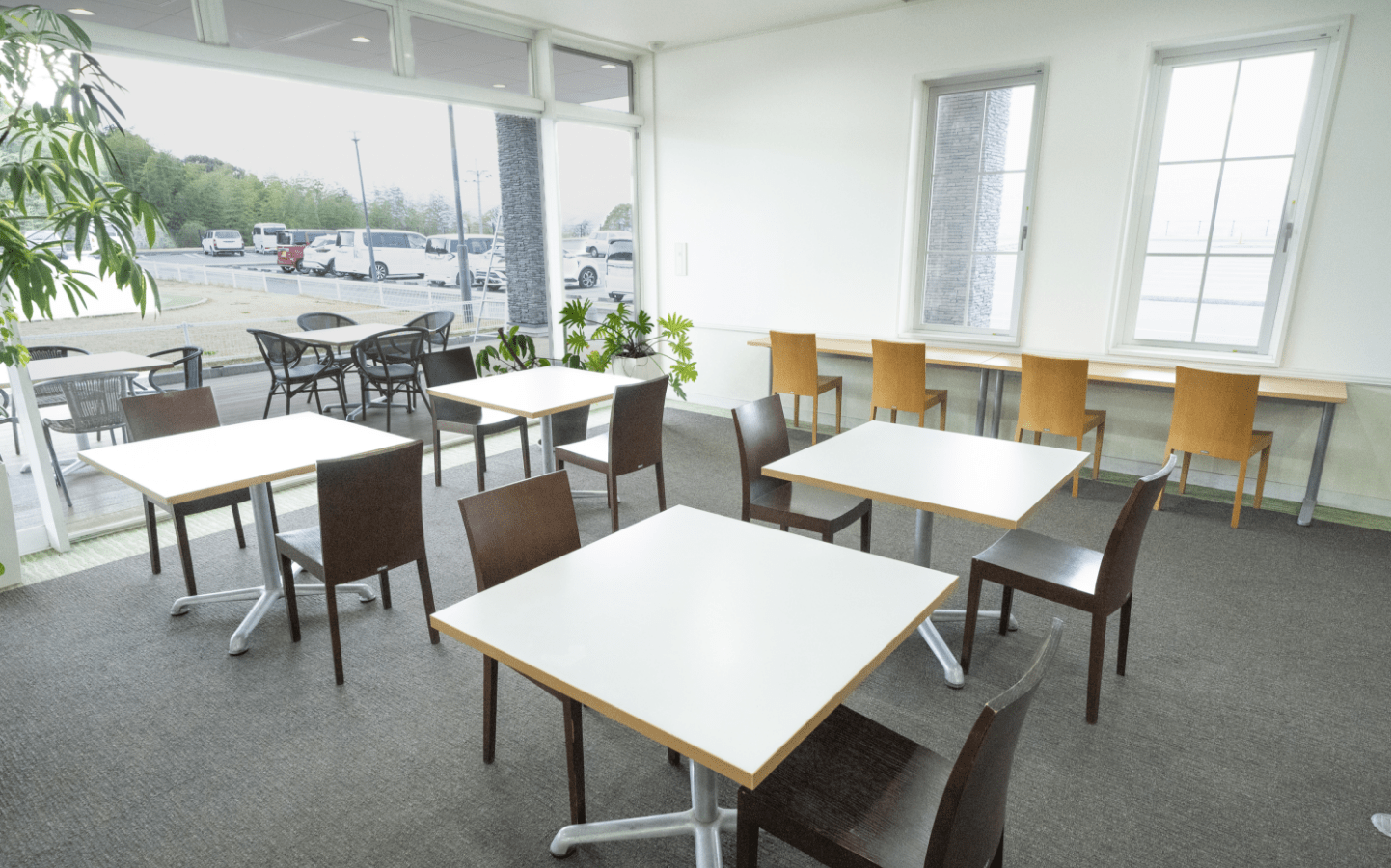 ラウンジでは、本格的なコーヒーや軽食などもお楽しみいただけます。