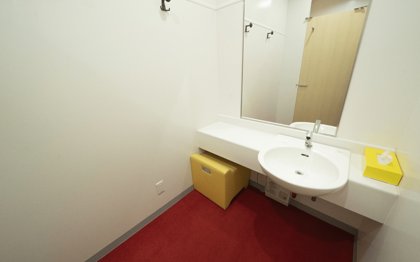 女性トイレ横にパウダールームがございます。